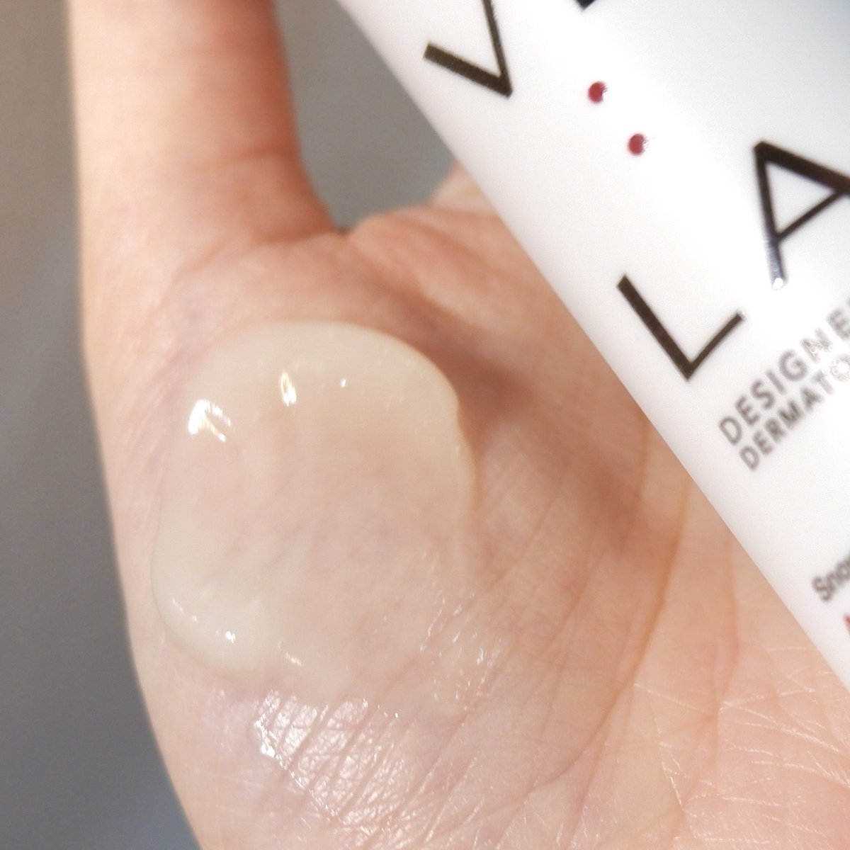 smilexjynx's tweet photo. ป้ายยาน้อง VE:LA Snow Algae Anti Wrinkle ❤️ เป็นเซรั่มจึ้งช่วยลดริ้วรอย บำรุงให้ผิวแข็งแรง เพิ่มความชุ่มชื้นให้ผิวหน้าด้วย ตัวเนื้อบางเบาซึมง่ายมาก ไม่มีความเหนียวความหนักผิวเลย แนะนำอยากให้ลองมาก และตอนนี้มีโปรตรุษจีน + วาเลนไทน์ แถมการ์ดบูชาพระแม่ลักษมีให้ด้วย ผิวปังงานดีรักปังๆไปอีก!