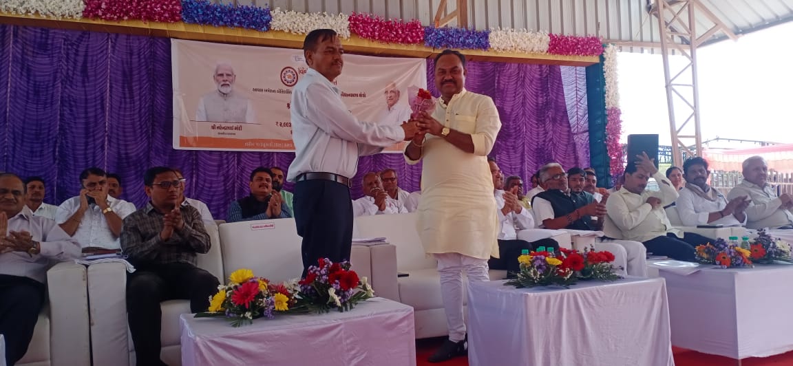 TalajaMamlatdar's tweet photo. આજરોજ તળાજા એપીએમસી ખાતે માન.વડાપ્રધાનશ્રીની વર્ચ્યુઅલ ઉપસ્થિતી તેમજ માન.મુખ્યમંત્રીશ્રીની વર્ચ્યુઅલ પ્રેરક ઉપસ્થિતિમાં તથા સ્થાનિક પદાધિકારીશ્રીઓની ઉપસ્થિતિમાં જુદી જુદી આવાસ યોજનાનો ઈ-લોકાર્પણ કાર્યક્રમ યોજવામાં આવ્યો. https://t.co/wxP3HTBujA