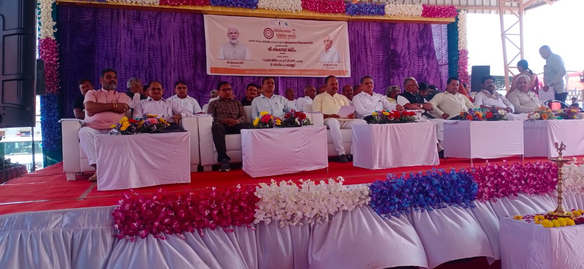 TalajaMamlatdar's tweet photo. આજરોજ તળાજા એપીએમસી ખાતે માન.વડાપ્રધાનશ્રીની વર્ચ્યુઅલ ઉપસ્થિતી તેમજ માન.મુખ્યમંત્રીશ્રીની વર્ચ્યુઅલ પ્રેરક ઉપસ્થિતિમાં તથા સ્થાનિક પદાધિકારીશ્રીઓની ઉપસ્થિતિમાં જુદી જુદી આવાસ યોજનાનો ઈ-લોકાર્પણ કાર્યક્રમ યોજવામાં આવ્યો. https://t.co/wxP3HTBujA