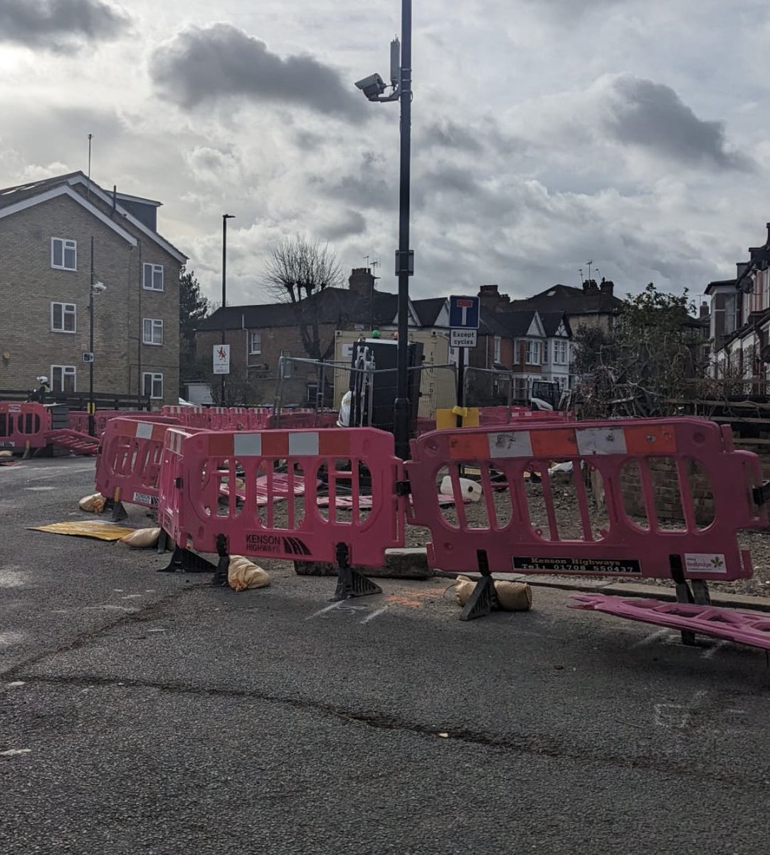 So @tfl say @EnfieldCouncil have to request the pedestrian lights before it can initiate any action. Instead @EnfieldCouncil request & receive £339,000 from @tfl to fund a pedestrian crossing & greening of Maidstone Rd junction that is CLOSED to through traffic INSIDE the LTN✅