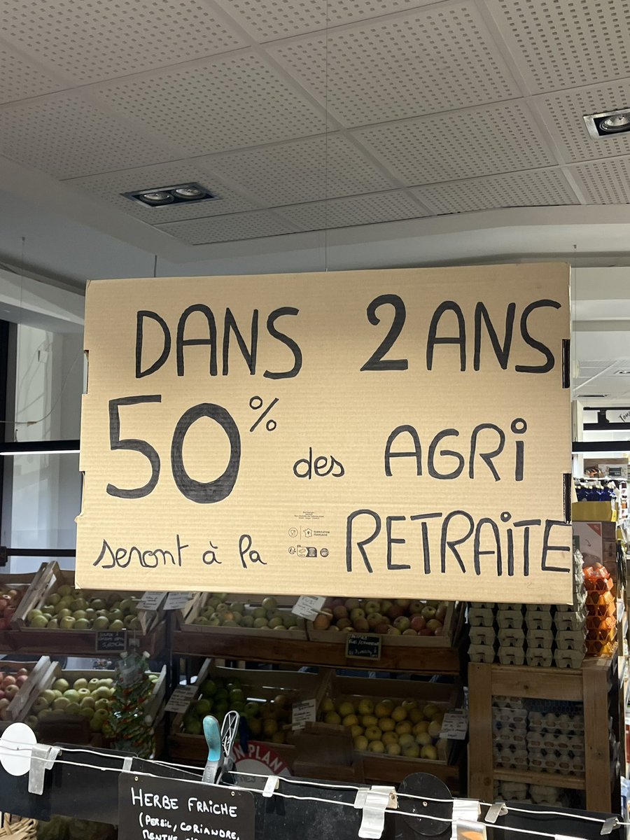 Vu dans la boutique de produits locaux @MinjatOfficiel De l’importance pour certains commerçants de sensibiliser leurs clients aux réalités sociales et économiques des fermes françaises. Merci pour le clin d’œil à notre dernier livre @EditionsScpo 😉