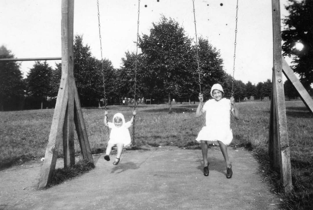 livingarchive1's tweet photo. #ThatRemindsMe was a column in #BletchleyGazette from Jan 1973 - Dec 1978. This week, the history of Leon Rec.

Read it here: https://t.co/rHGhSUQV8O

Pic: On the swings 1933 (c. LAMK)

#history #miltonkeynes #archive #memories #placemaking #community #britishculture @CultureMK https://t.co/ySCb4XQLe1