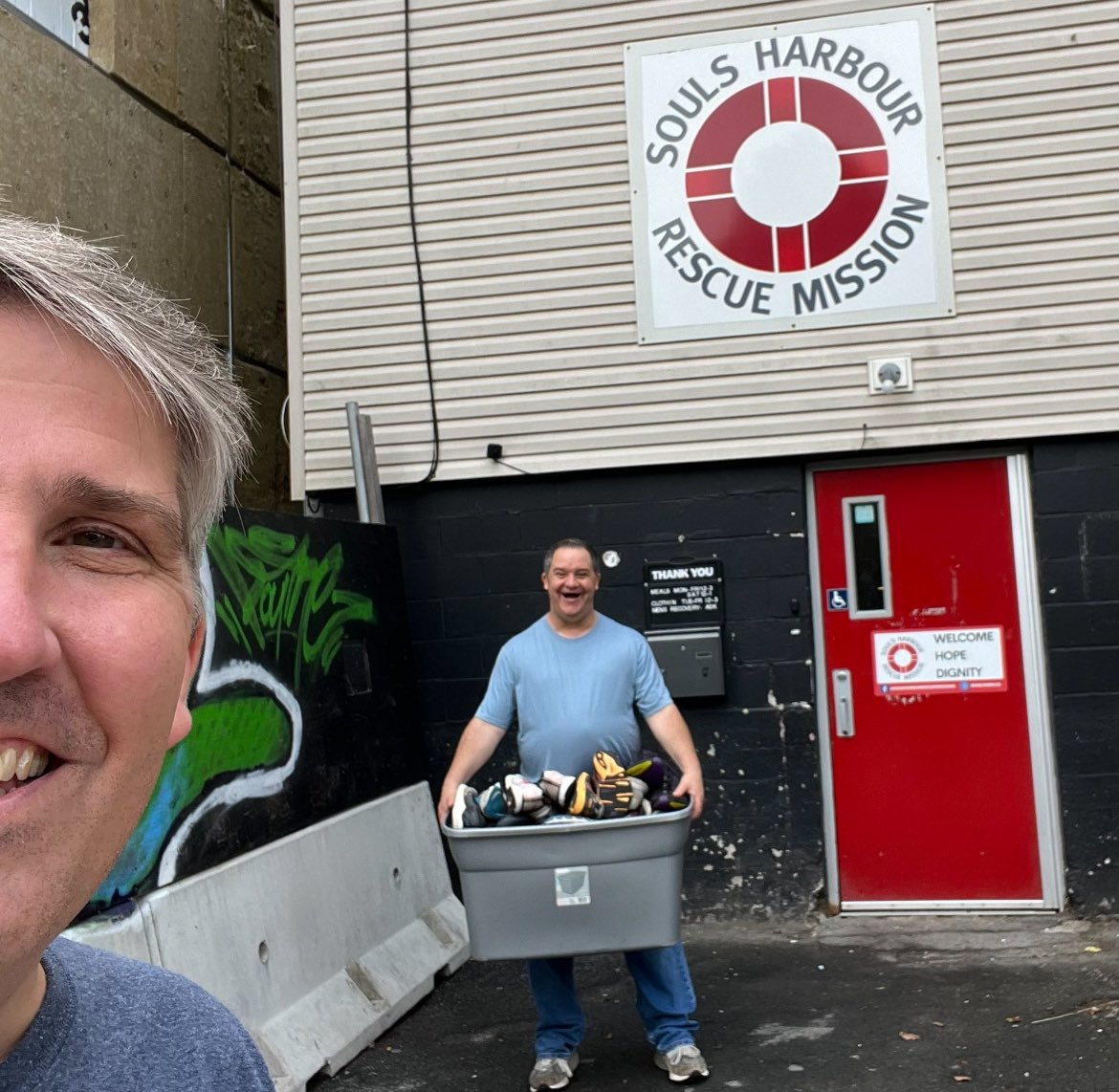 ModouHub's tweet photo. Cool conversation this morning about #SocialPlogging with @LukeMacDonald64 & @CameronOrdSmith of @wastebase in Mozambique !#WorldLitterRun #Data4Data - Picking up community spirits. (Manifesto/Core Values) #SocialPlog #CommunityPlog #CommunityPlogging @HR_DianeWooden https://t.co/oSzH0xWGLU