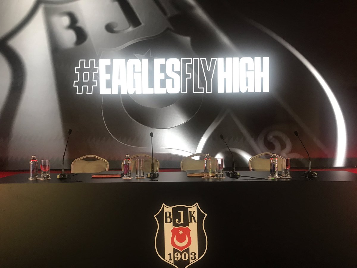 Beşiktaş'ta yeni transferlerin imza töreni başlıyor.

#EaglesFlyHigh