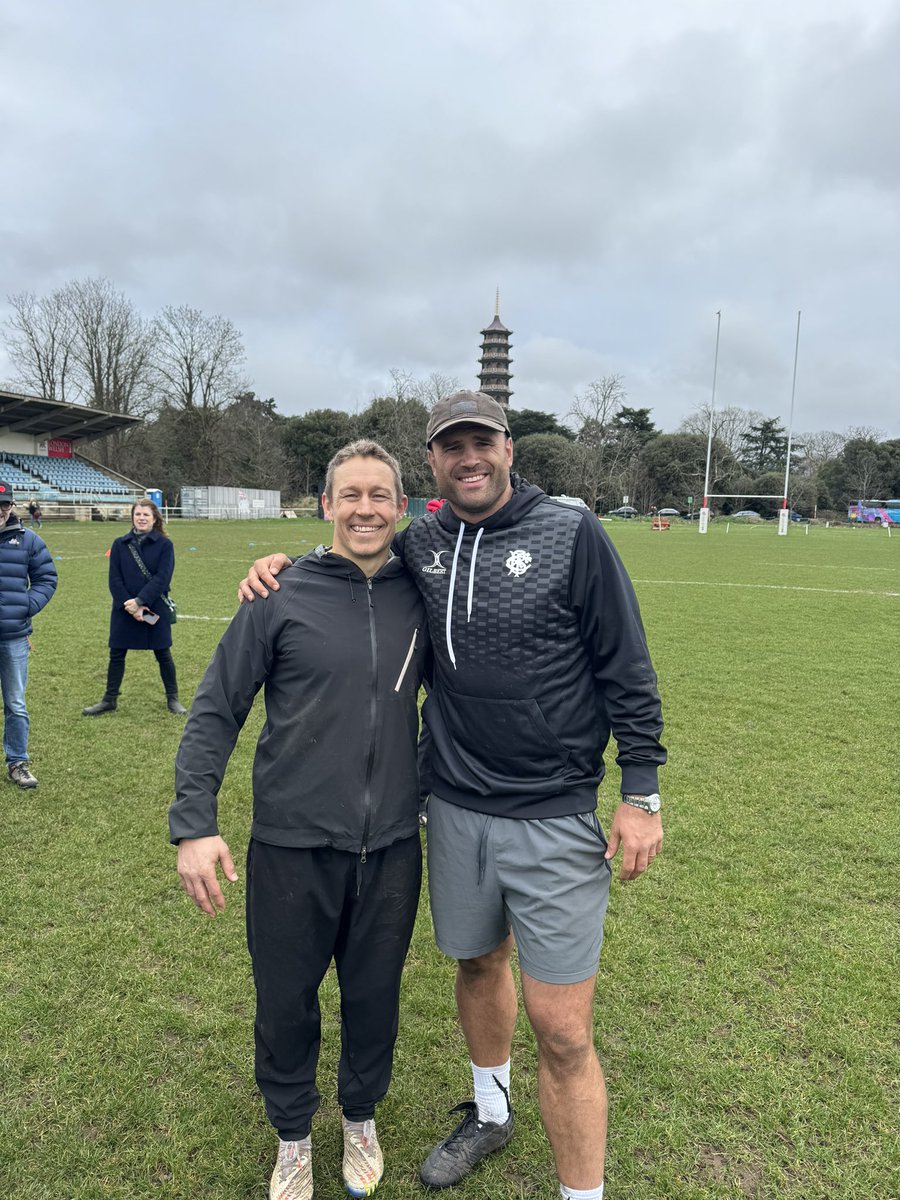 🏉 May the best team win 🏴󠁧󠁢󠁥󠁮󠁧󠁿 v 🏴󠁧󠁢󠁷󠁬󠁳󠁿 Enjoyable morning coaching with the great man @JonnyWilkinson @LondonWelshRFC