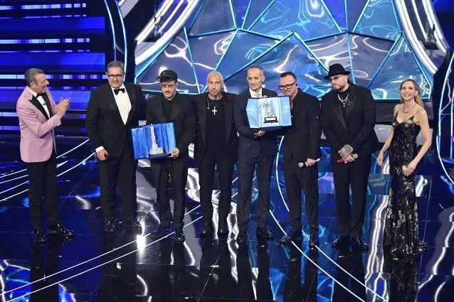 #Geolier: "vincere e andare sul palco con le persone che fischiano, che si alzano e se ne vanno... È stata una delle esibizioni più brutte. Anzi, la più brutta" 
Emanuele hai preso atto che l'italiota è ignorante e razzista.
I p' me tu p'te... e vuje site sciem! #Sanremo2024