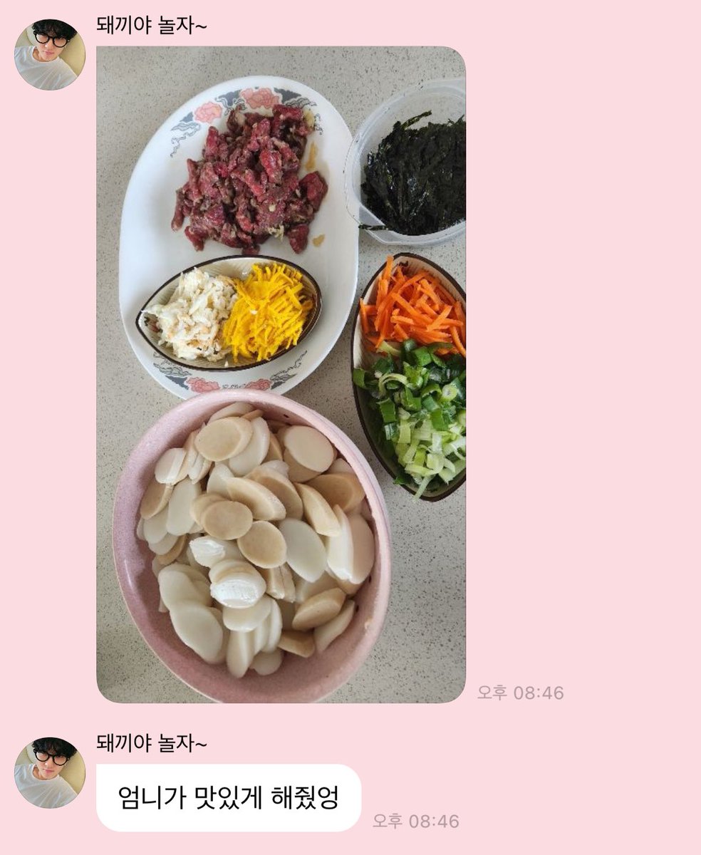 창빈이 어무니가 떡국만드시는 거 옆에서 구경햇나봐 ㅠ ㅠ♡ 
재료도 찍고 완성된 떡국도 찍어놧잔아 …