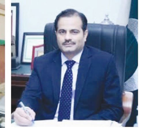 MashwaniAzhar's tweet photo. ریٹرننگ افسر NA-130
ایڈیشنل سیکرٹری ایریگیشن اصغر جوئیہ 

انہوں نے ڈاکٹر یاسمین راشد کے حلقے کا نتیجہ تبدیل کرنے کا حکم نہیں مانا تو انہیں تشدد کا نشانہ بنایا گیا اور تبدیل کر کے نیا افسر لگا دیا https://t.co/EOdly7bSk6