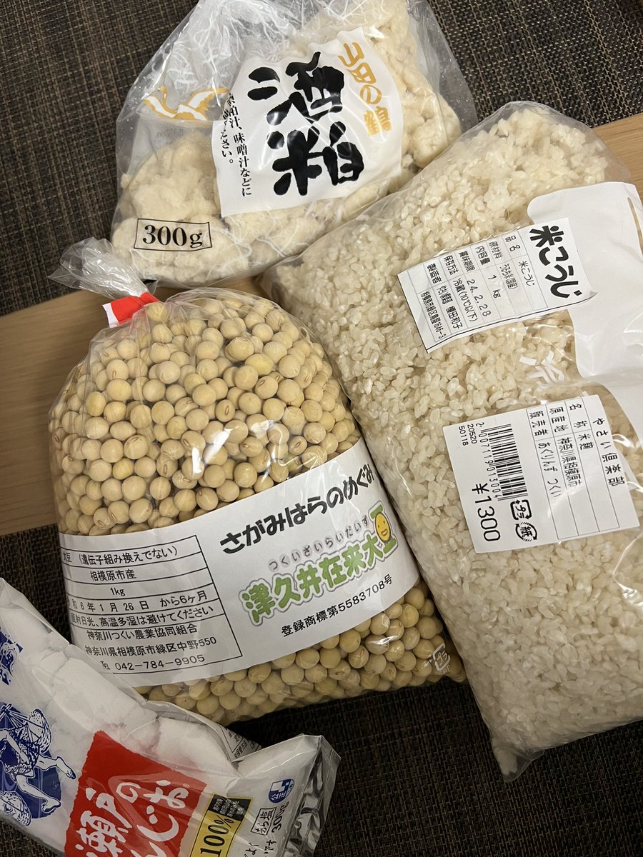 koya_mari's tweet photo. E川さん他達人の知恵を借りながら初めて味噌を作りました🎶（酒粕は蓋用）人力で豆を潰すのに苦戦しました。うまく出来ますように🥰 https://t.co/oTxQ1jAO55