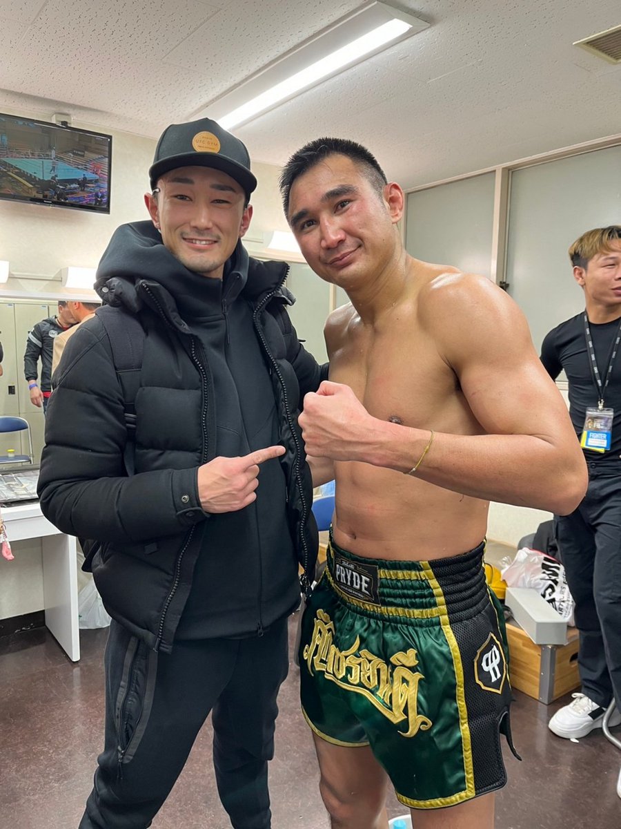 genji_umeno's tweet photo. ペットモラコット
勝利おめでとう&久しぶりだね🤝

ムエタイ二大殿堂
【ルンピニースタジアム】
スーパーフェザー級のベルトをかけて
闘ったあの日以来だ👑

今回の試合内容は………
正直SHOOTBOXINGルールなら
再々延長にいってもよかったな
どちらも決定打がなかった

海人選手のパンチや右ミドル、三日月など
ペットモラコット選手のお腹に入って
いてダメージやスタミナを奪えていた

ただ、ペットモラコット選手は相手のパンチが来る前や来た後
必ず左ミドルを返すし、海人選手がパンチで
前進してくるタイミングで必ず首相撲に持ち込んで追撃を許さない

そこから膝やコカし
試合のペースはペットモラコット選手

でも、体力の消耗やダメージは海人選手
がとっていた
判定は難しかったな

とにかく世界最高峰の闘いでした🔥🙏
二人の選手に拍手
@SHOOT_BOXING