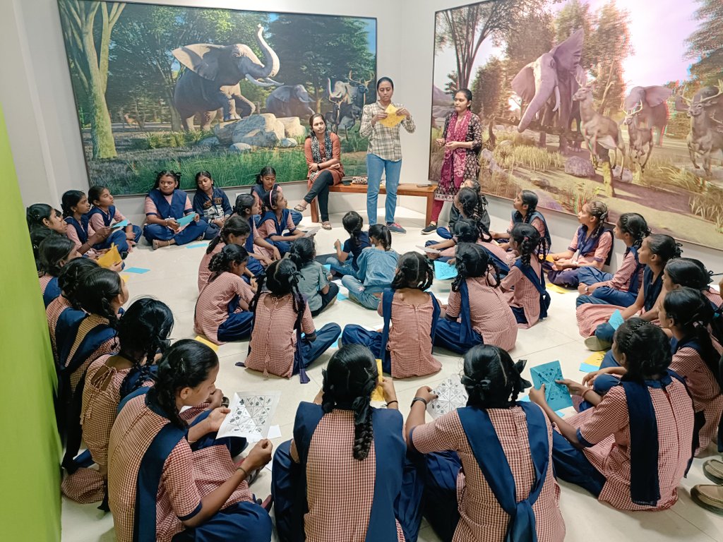 PrarthanaP24830's tweet image. &quot;🔬🚀 Exciting scenes at the @RSCBhavnagar! Students fully engaged in hands-on experiments  and interactive demos. Learning has never been this fun! #STEMeducation #HandsOnLearning #learningwithfun
