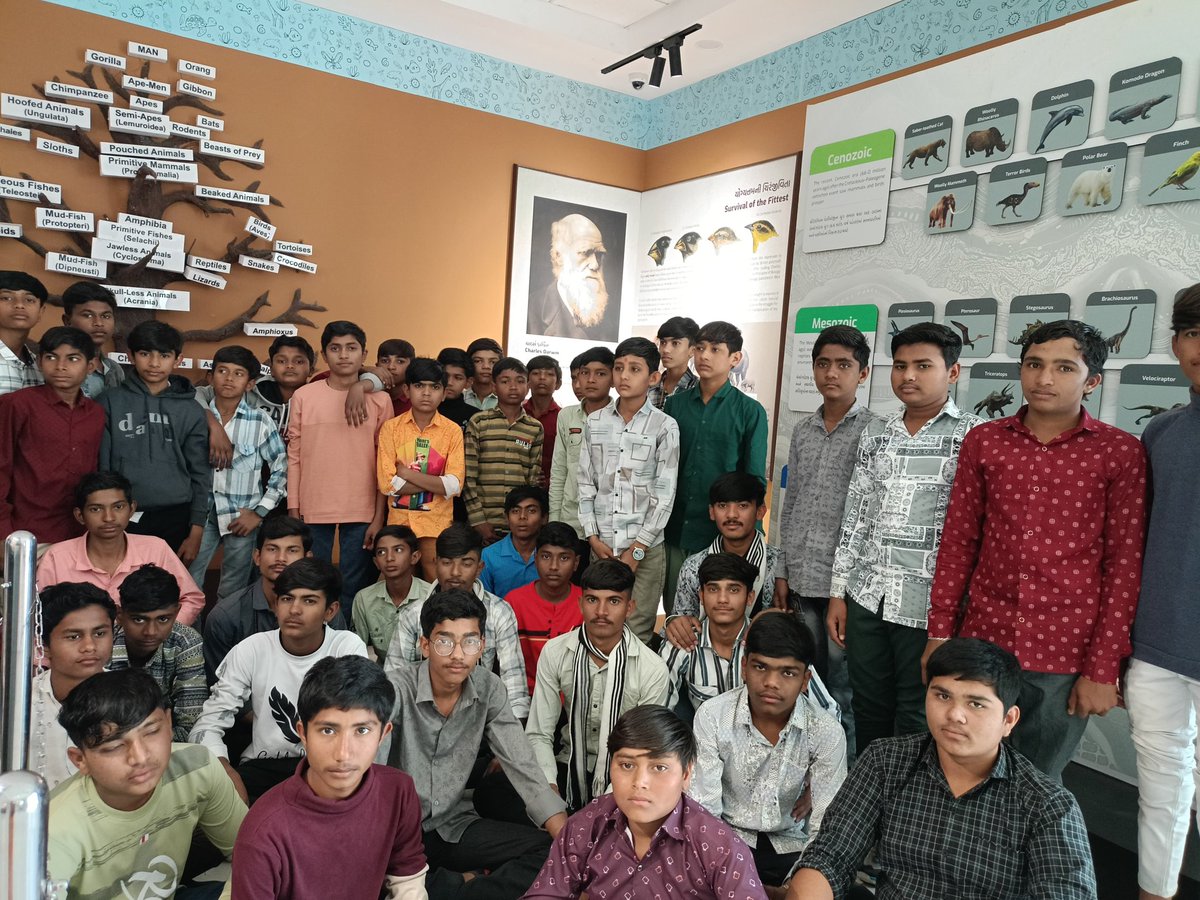 PrarthanaP24830's tweet image. &quot;🔬🚀 Exciting scenes at the @RSCBhavnagar! Students fully engaged in hands-on experiments  and interactive demos. Learning has never been this fun! #STEMeducation #HandsOnLearning #learningwithfun