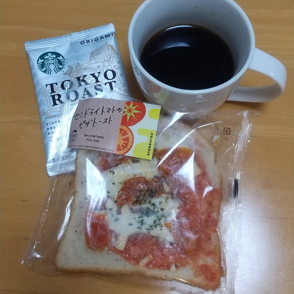 休日スタバモーニング☀セミドライトマトのピザトーストとORIGAMIのTOKYOローストをいれました。冠してるだけあって、トマトが甘くてジューシーで満足感あり。よく食べてるけど食べ飽きないです😁

#スタバ　#セミドライトマトのピザトースト　#TOKYOロースト　#ORIGAMI