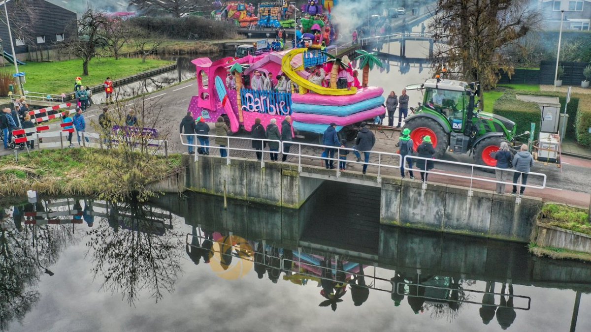 JOVImedia's tweet photo. Kleurrijke wagens vertrokken in optocht van #krooshappers in #kwakveen #boskoop #carnaval #alphen https://t.co/9IntukYEyj