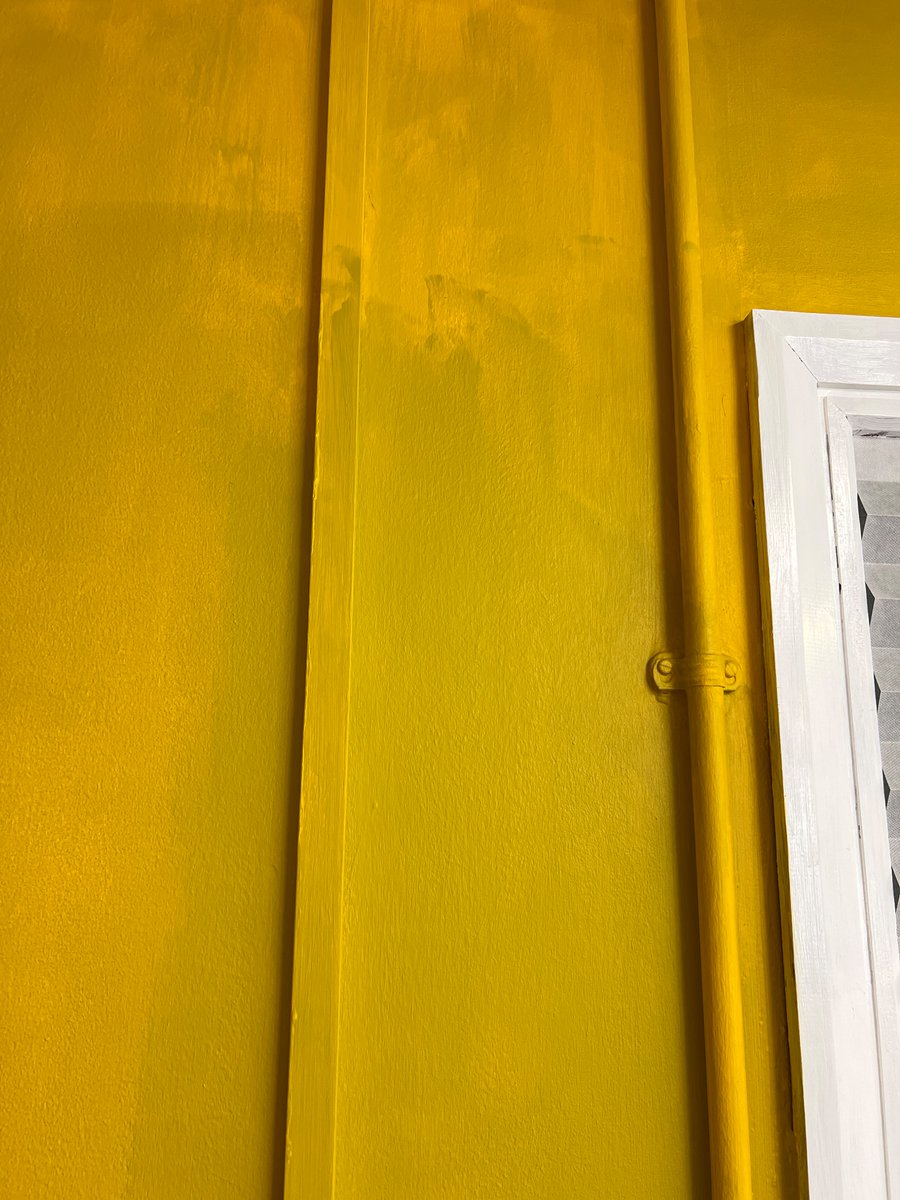 CrispinsDay's tweet photo. @ValsparPaintUK 
Bought Premium Matt Paint from B&amp;Q. 3 coats on white wall and looks awful. Green oils in mix despite regular stirring. Can you help? 🥴 https://t.co/Et0chtHL9V
