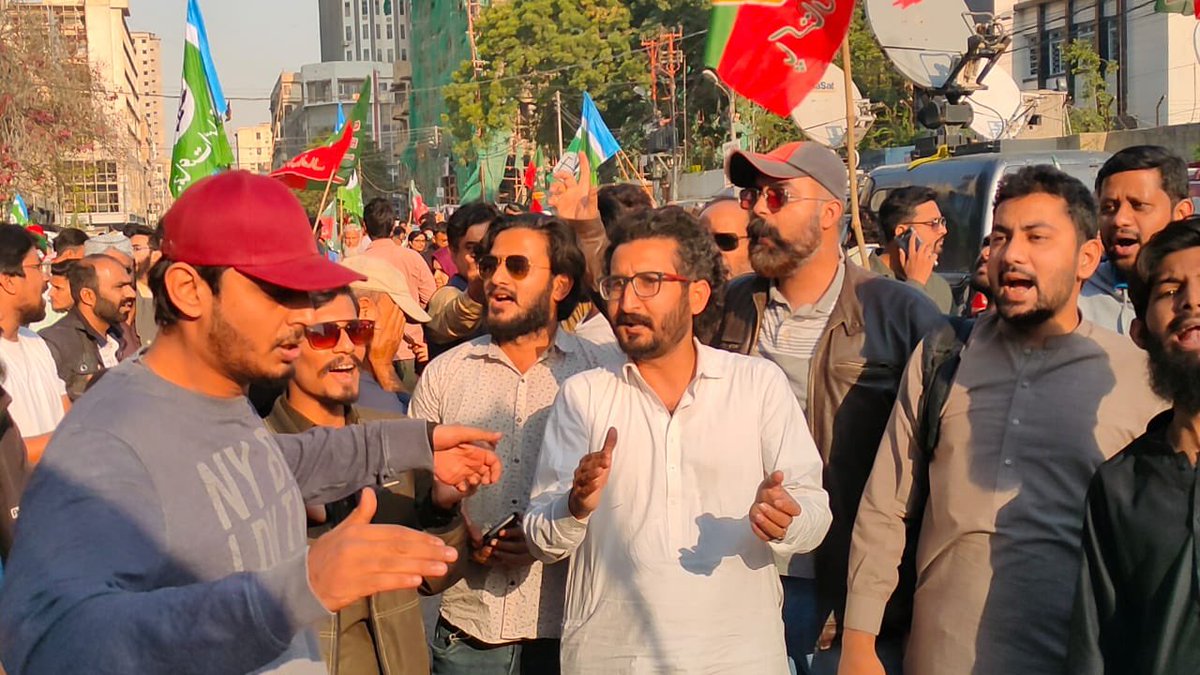 PTIKarachi_'s tweet photo. این اے 232 سے پاکستان تحریک انصاف کے کامیاب امیدوار انجیئیر عدیل احمد بھی احتجاج میں شریک۔ عدیل احمد نے بھاری اکثریت سے این اے 232 پر کامیابی حاصل کی جسے صبح فاتم 47 میں بدل دیا گیا!

#ووٹ_پر_ڈاکہ_نامنظور 

 #عوامی_رائے_کا_احترام_کرو https://t.co/VdnaDoaBIg
