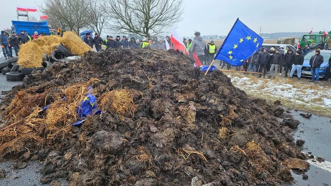 chorepluca's tweet photo. Przed sejm z tym! Rolnicy, pokażcie sile. Popieram #StrajkRolników #PiS #popierampis #ProtestWolnychPolaków https://t.co/RlBxhq5Lch
