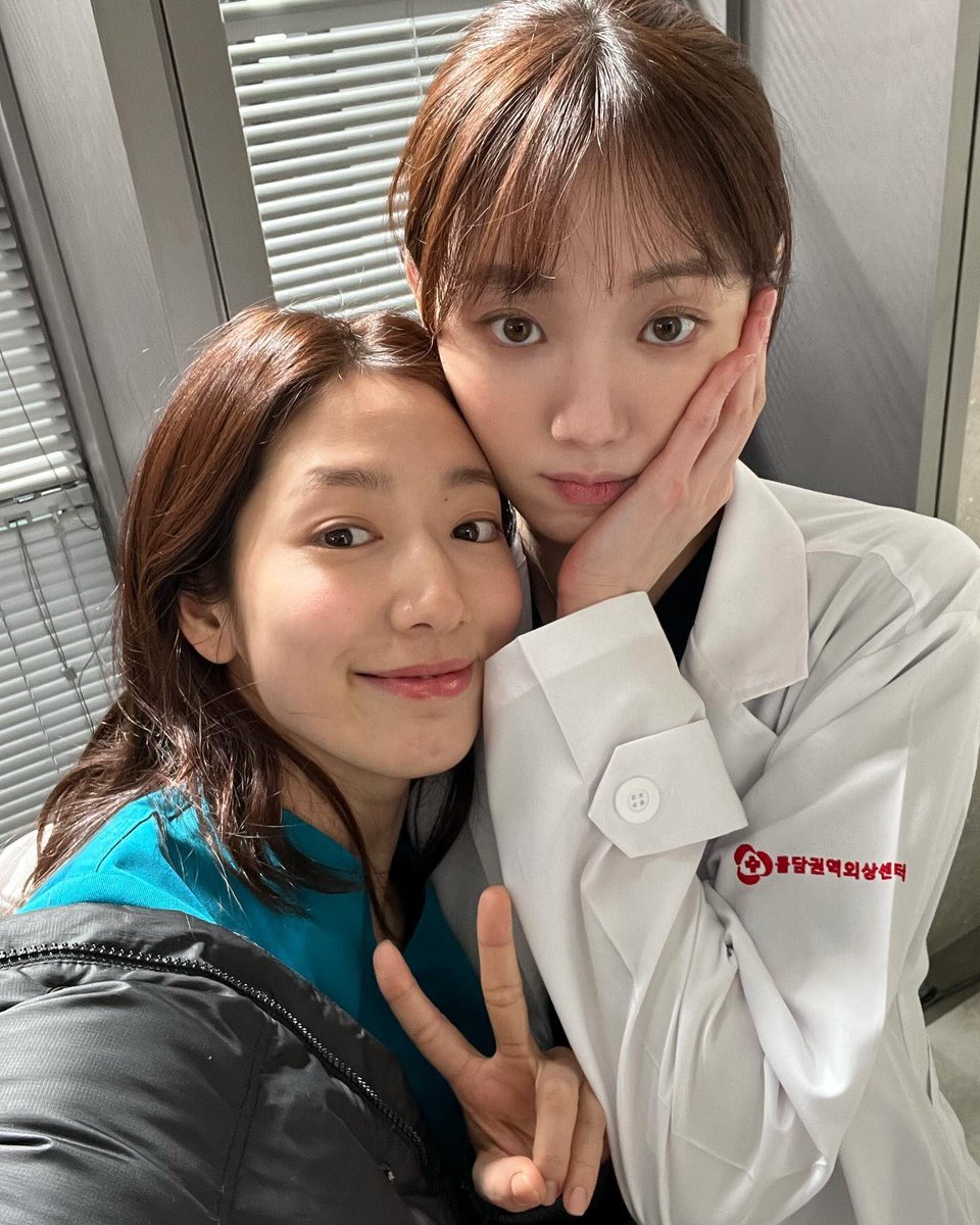 iconickdramas's tweet photo. Park Shinhye and Lee Sungkyung reunion! I LOVE MY GIRLS https://t.co/YmRGS8CzHN