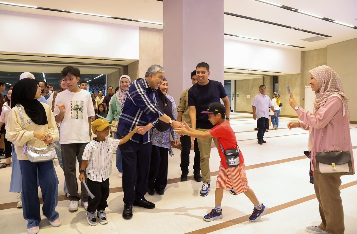 Ambil sedikit masa lapang hari ini, bersama keluarga dan melayan cucu-cucu naik MRT dari Kajang terus jalan-jalan di TRX. Mudah, cepat dan selesa. 

#JomNaikMRT
#RapidKL