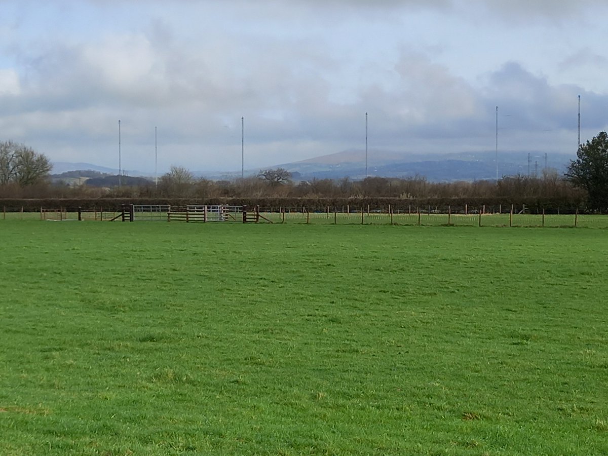 #SlowWaysUK Just north of Comberton, looking east to Clee Hills beyond Woofferton radio masts  Trial of Leolud two continues! <a href="/SlowWaysUK/">Slow Ways</a>