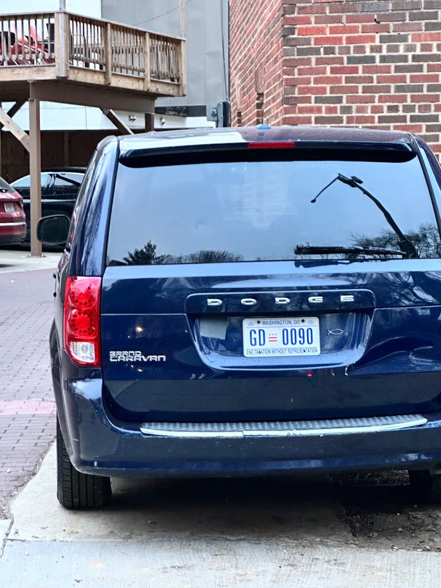 KimVacca_DC's tweet photo. @311DCgov car parked in public space, and blocking visibility out of the alley at Ontario Rd NW and  Clydesdale Place NW.  Please ticket and tow! https://t.co/OczMPI3Xft