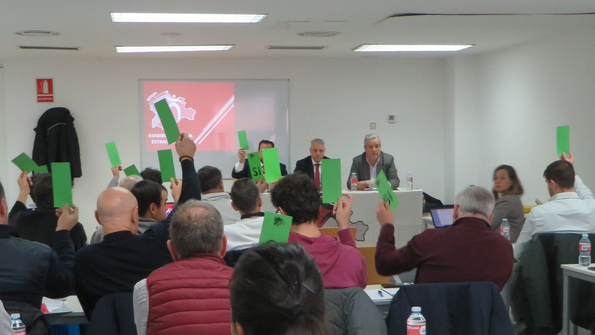 <a href="/blazquezbalonma/">Paco Blázquez García</a> <a href="/RFEBalonmano/">RFEBalonmano</a> 🗨️  ASAMBLEA

La Asamblea de la #fcylbm aprueba, con 22 votos a favor y 3 abstenciones, la compra de un local y su adecuación como sede.

#️⃣ #cylesbalonmano