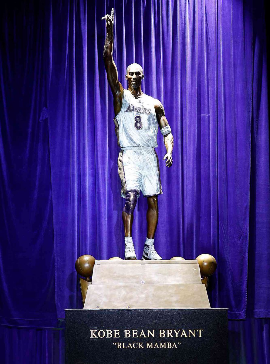 kurtbardella's tweet image. Even the @kobebryant statue is acknowledging @WWERomanReigns #TheBloodline

@HeymanHustle @TheRock ☝🏼