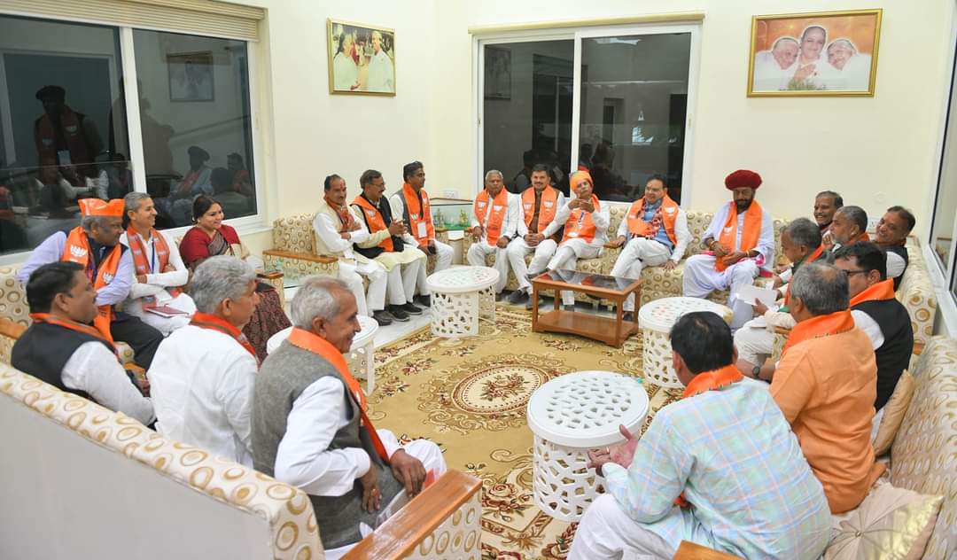आज मा. मुख्यमंत्री श्री <a href="/BhajanlalBjp/">Bhajanlal Sharma</a>  जी की गरिमामयी उपस्थिति में जालोर - सिरोही लोकसभा क्षेत्र के जनप्रतिनिधियों, पदाधिकारियों व वरिष्ठ कार्यकर्ताओं के साथ विभिन्न संगठनात्मक विषयों के संबंध में सार्थक चर्चा की।
<a href="/BJP4Rajasthan/">BJP Rajasthan</a> <a href="/BJP4India/">BJP</a>  <a href="/Bjp4Jalore/">BJP Jalore (मोदी का परिवार)</a> #jalore