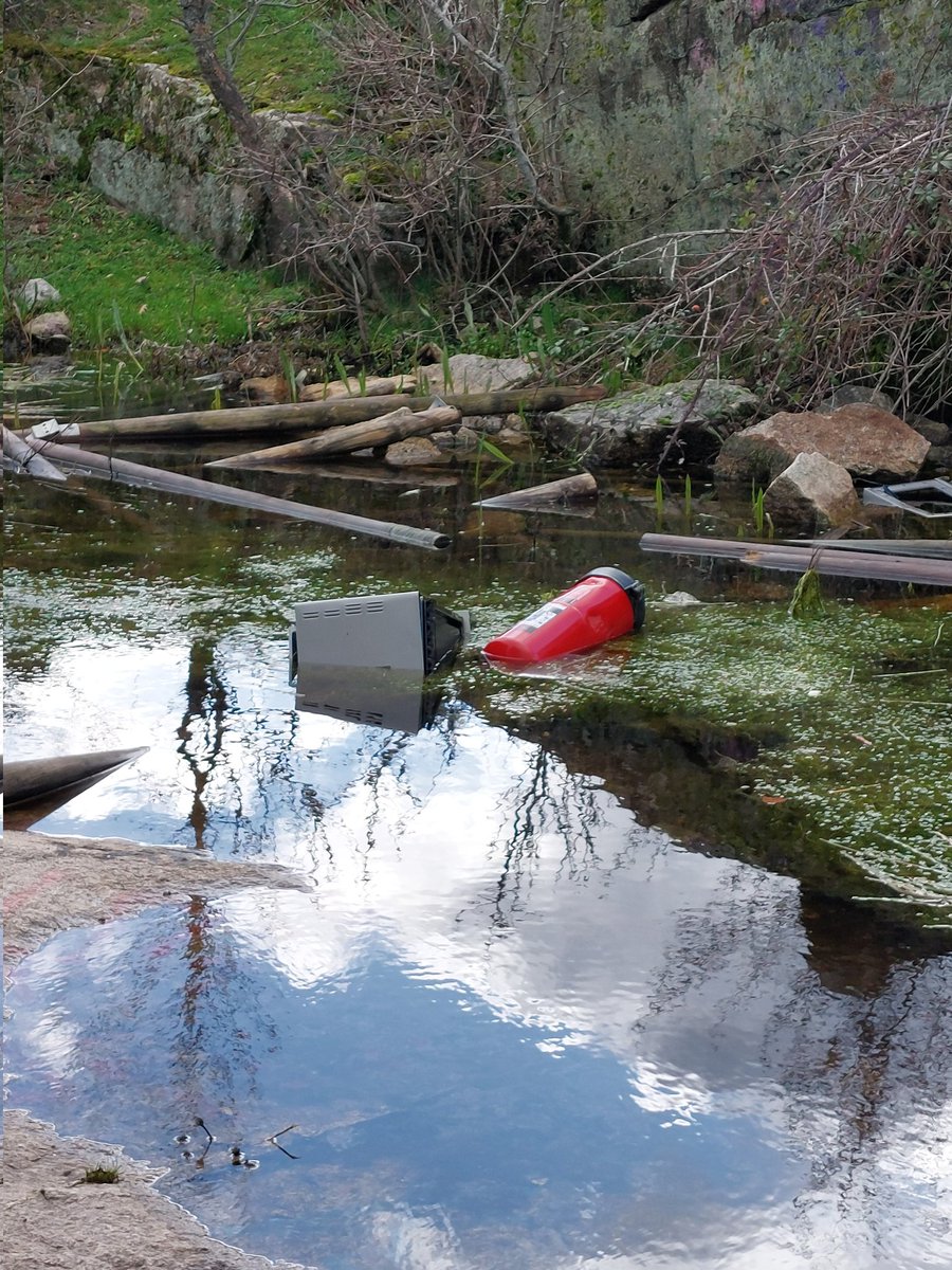 Un mes después.....
Sigue ahí la misma basura, más nuevas basuras, un microondas, un extintor, siguen haciendo hogueras, la talanquera destrozada.... #Moralzarzal
