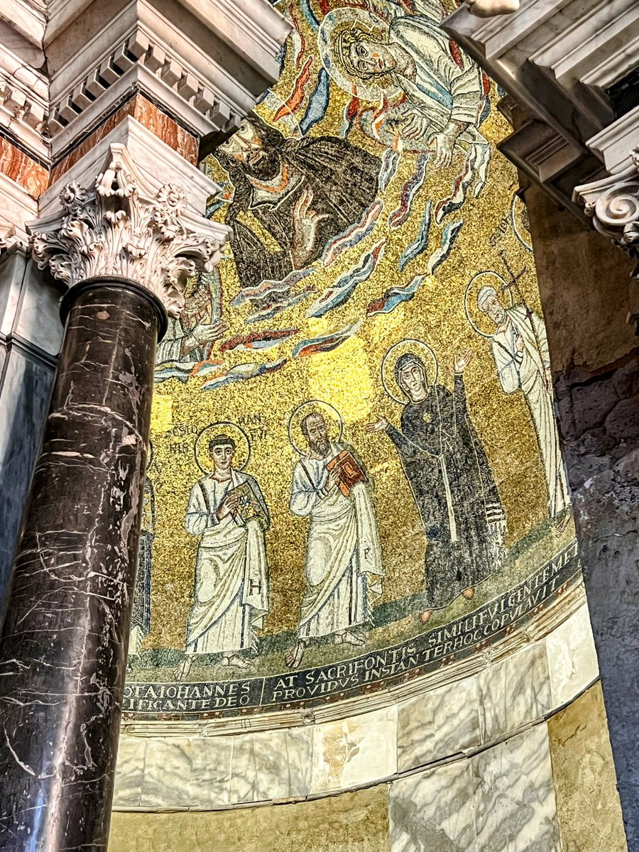 Nell’Oratorio di San Venanzio, all’interno del Battistero di S. Giovanni si può ammirare (con un po’ di difficoltà a causa dell’altare barocco) l’abside con un ciclo di mosaici che risalgono al pontificato di Giovanni IV (640-642)
#Roma