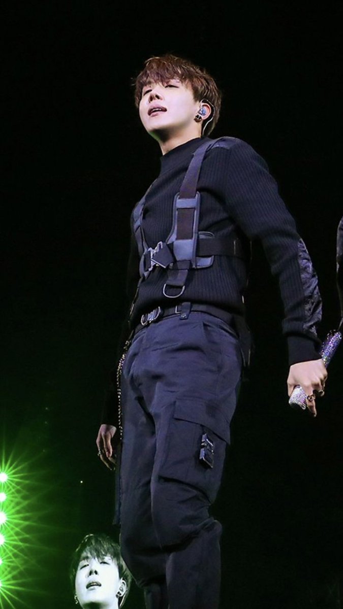 ilvesope's tweet photo. El único que puede reemplazar a este hoseok es ESTE HOSEOK https://t.co/tLZHPPBJE0