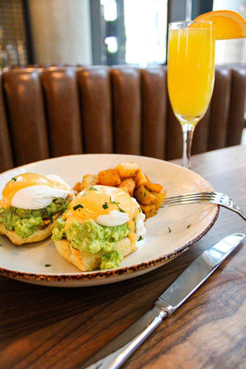 The weekend doesn’t count unless there’s brunch! 😋 Join us for a delicious Avocado Benedict and bottomless mimosas for an additional $22! It’s a Saturday deal you can’t beat🤤🥂🥑🍊
#rivernorthbistro #rivernorthchicago #chicagofood #brunch #chicagobrunch #mimosas #saturdaybrunch