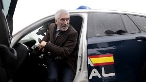 Levanta la mano si crees que urge la dimisión de Marlaska para luego sentarle en el banquillo de los juzgados. 🤚🏻