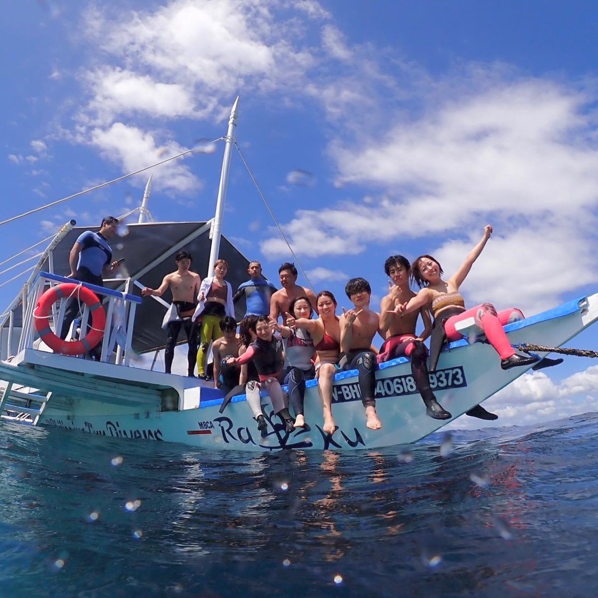 harpsealHosei's tweet image. 卒業ツアー2024 inセブ🥭🌴
(海・ボート編)

島では綺麗な海で3日間のボートダイビングを楽しみました😆

カラフルな熱帯魚や珊瑚礁を見ることができ、大きなウミガメにもたくさん会いました🪸🐠
ボートでは音楽に乗りながらお昼を食べたり海に飛び込んだりみんなでワイワイ🤙🏽

#HARPSEAL #春から法政