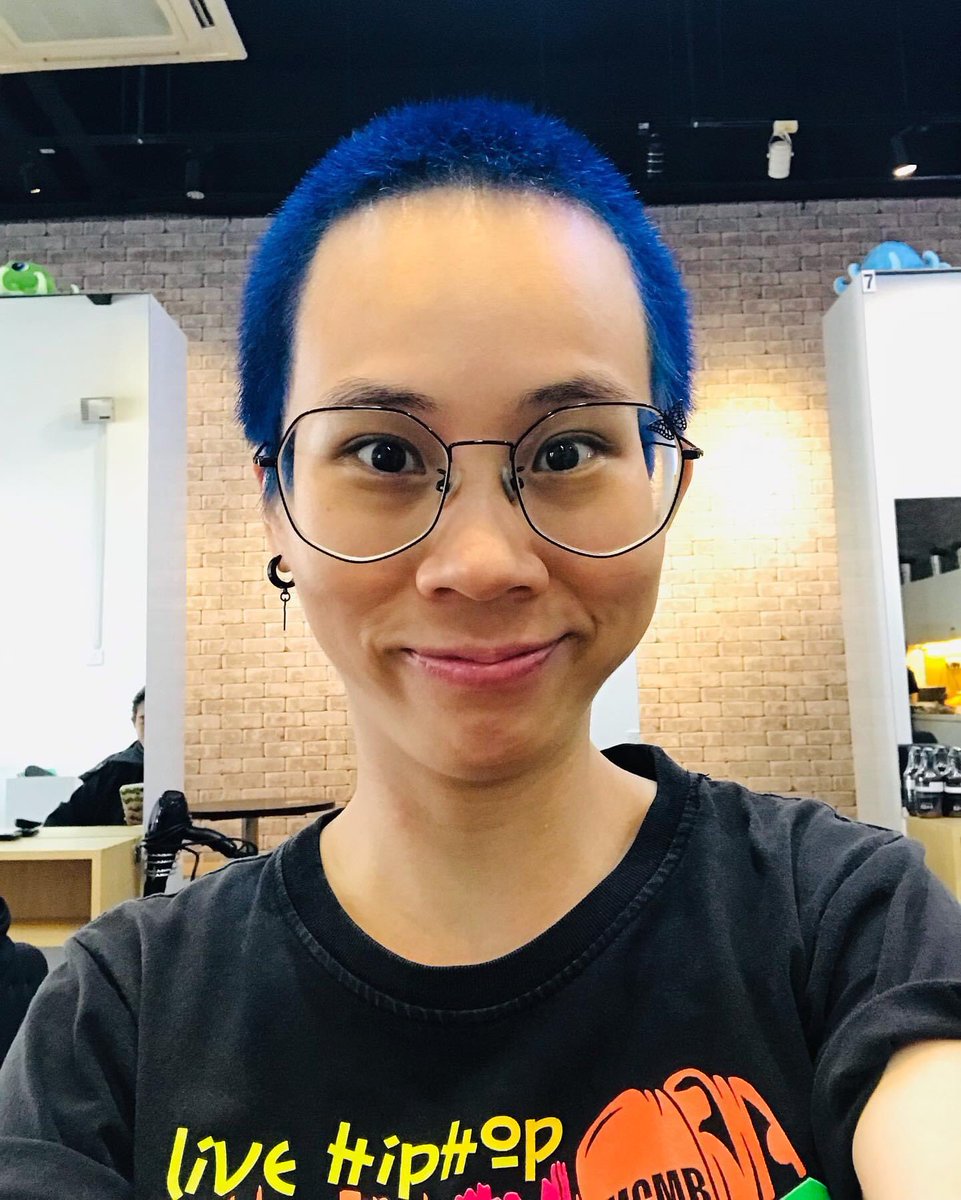 mxjulianaheng's tweet photo. I love blue hair! There is nothing “lala” about blue hair. It exudes confidence, mystique & comfortable being a rebel 👨🏻🎤!
Don’t change your hair colour back just because of what 三姑六婆s said. 🗣
You change it back only if you want to!
#worldofbuzz #bluehair #mxjulianaheng https://t.co/5vmWgogObU