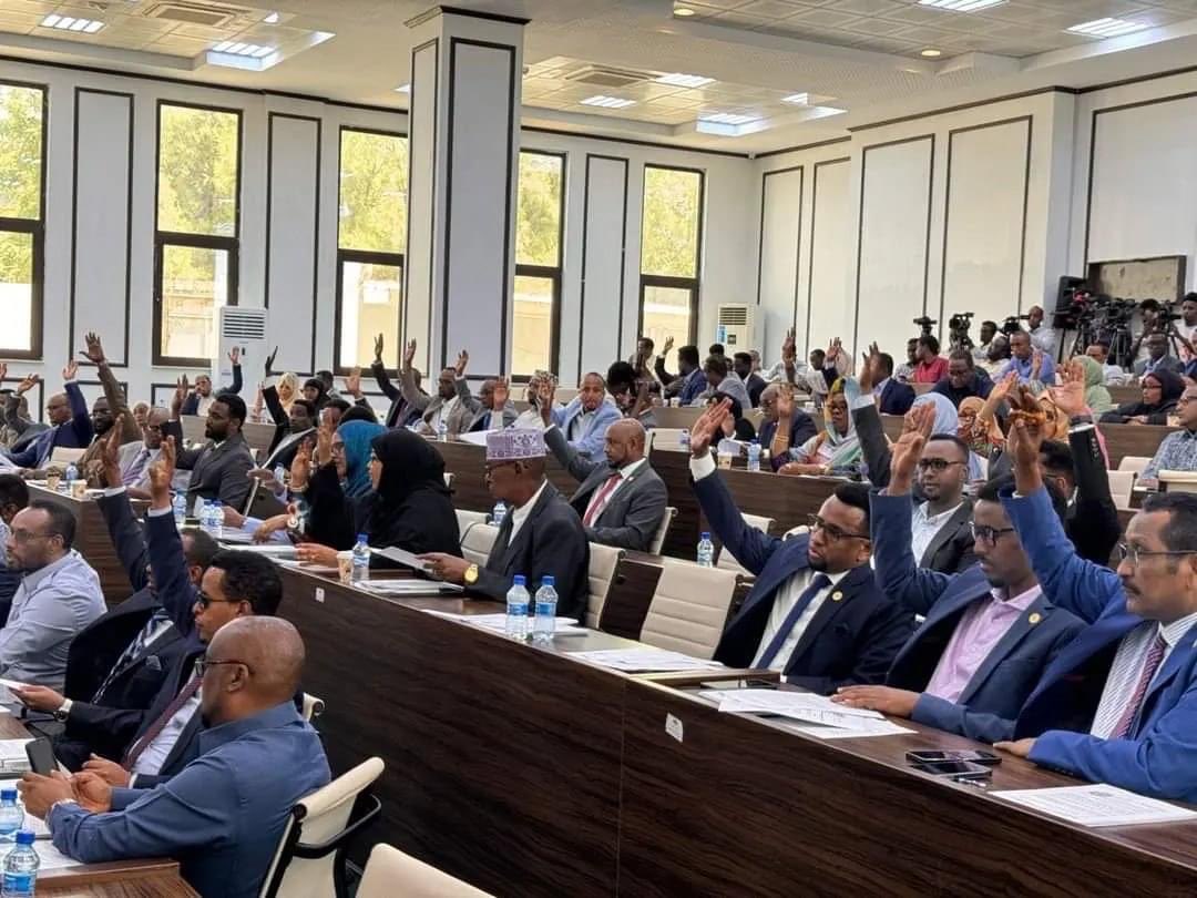 House of the People of Somali Federal Parliament (<a href="/Golaha_shac_JFS/">Golaha Shacabka BJFS</a>) officially endorsed country's membership in the <a href="/jumuiya/">East African Community</a> regional bloc. Joining the #EAC will foster closer collaboration with member countries &amp; #AU, boosting #economicintegration &amp; #cooperationopportunities.