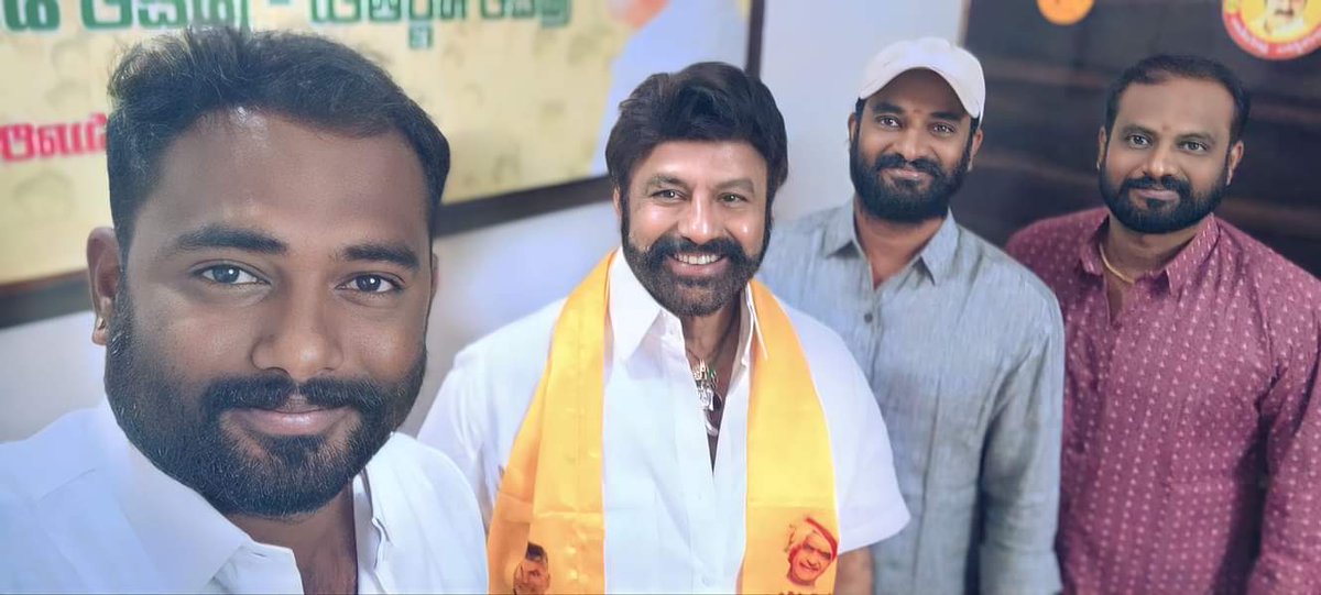 manabalayya's tweet image. #SelfiMoment Fans with NBK at Hindupur❤️

#NandamuriBalakrishna #NBK109