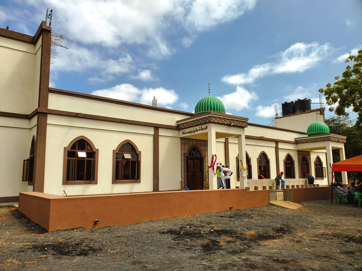 moyaleMirror's tweet photo. Garbatulla Jamia mosque, was officially opened today. Beautiful mosque MashaAllah #garbatula
Pic by @Happy_kulayo https://t.co/xtG74RSQQG