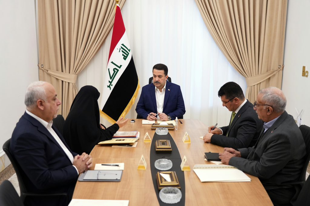IraqiPMO's tweet photo. رئيس مجلس الوزراء @mohamedshia يترأس اجتماعاً بحضور وزيرة الاتصالات د. هيام الياسري، خُصص لمناقشة وبحث الإجراءات التنفيذية الخاصة بالرخصة الوطنية للهاتف النقال.

وشهد الاجتماع مناقشة الخطوات المنفذة من قبل وزارة الاتصالات وهيئة الإعلام والاتصالات، ومجريات التفاوض مع الشركات العالمية المتخصصة، والمواصفات والمحددات المطلوبة لتشغيل المشروع وتقديم خدماته لعموم المواطنين، بأفضل المستويات والكلف المتوفرة.