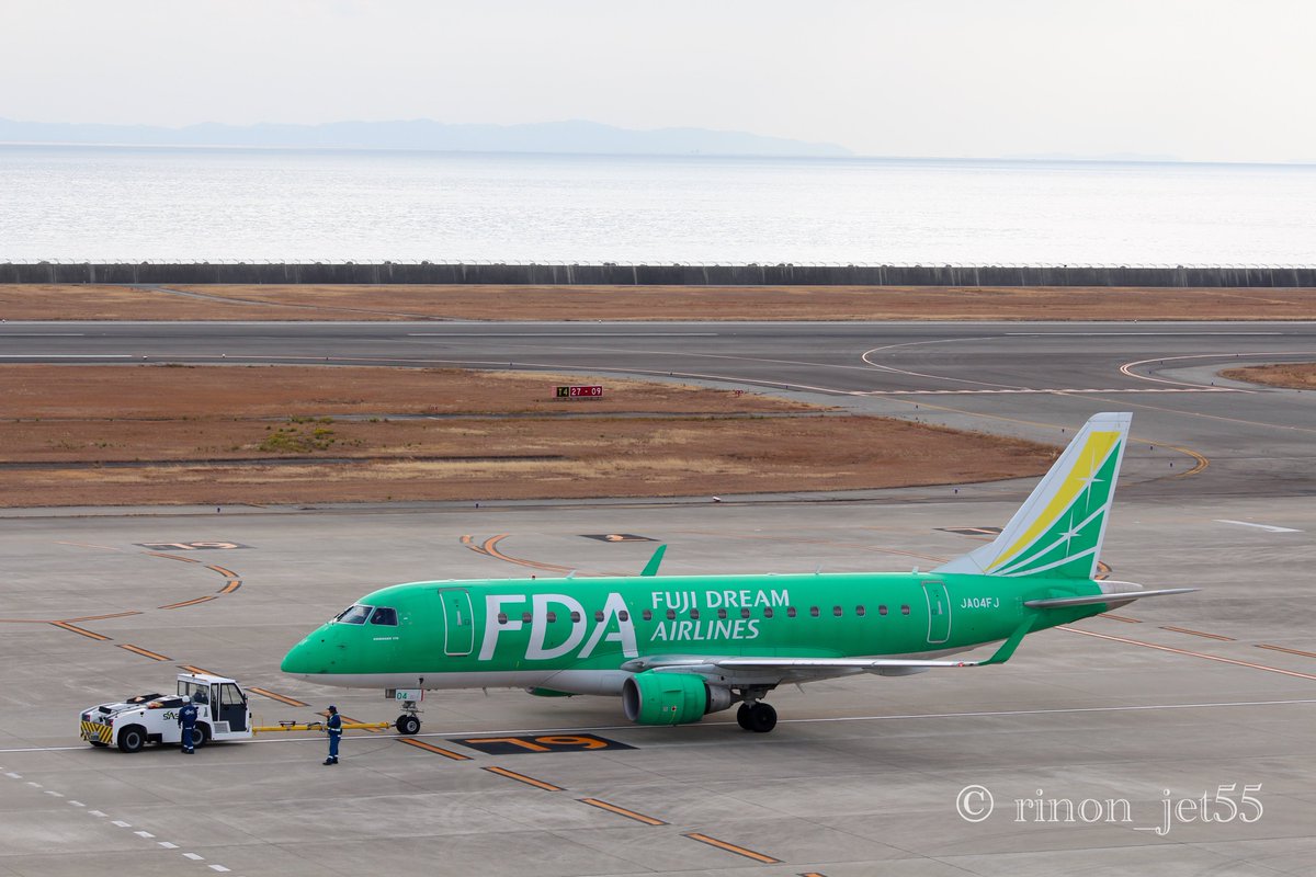rinon_jet55's tweet photo. もうすぐ退役するFDAの4号機さん。
過去に撮ってました😊

カメラも懐かしのKiss X6i📸
ちゃっかりお手振りも頂いてました👋

2022.1.30神戸空港
JA04FJ https://t.co/C6lXEaGSZE