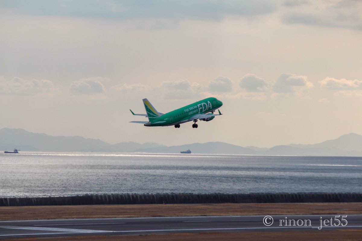 rinon_jet55's tweet photo. もうすぐ退役するFDAの4号機さん。
過去に撮ってました😊

カメラも懐かしのKiss X6i📸
ちゃっかりお手振りも頂いてました👋

2022.1.30神戸空港
JA04FJ https://t.co/C6lXEaGSZE