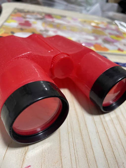 私はしおり作成やレタッチやチケットやフライヤーや備品装飾イラスト等、基本事前作業なので殆どがデータなのですよね。沢山やりました。ええ誇りですとも。  当日、皆が大変大荷物の中、多少装飾系はあれど、群青実質1番質量ある持ち物はこのおもちゃの双眼鏡です。  #はなまるLINEスタンプ販売中 💮