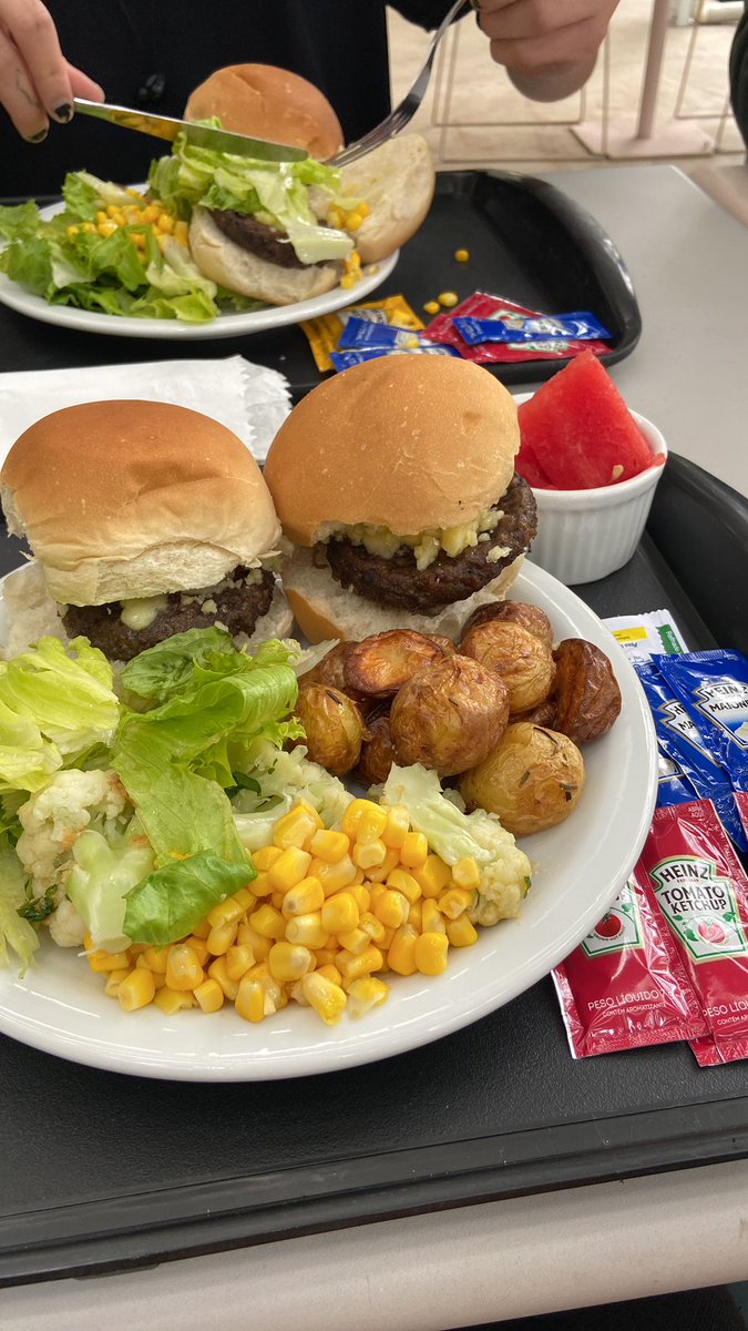 studyymoon's tweet image. simplesmente as comidas lindas que a minha faculdade da pra gente