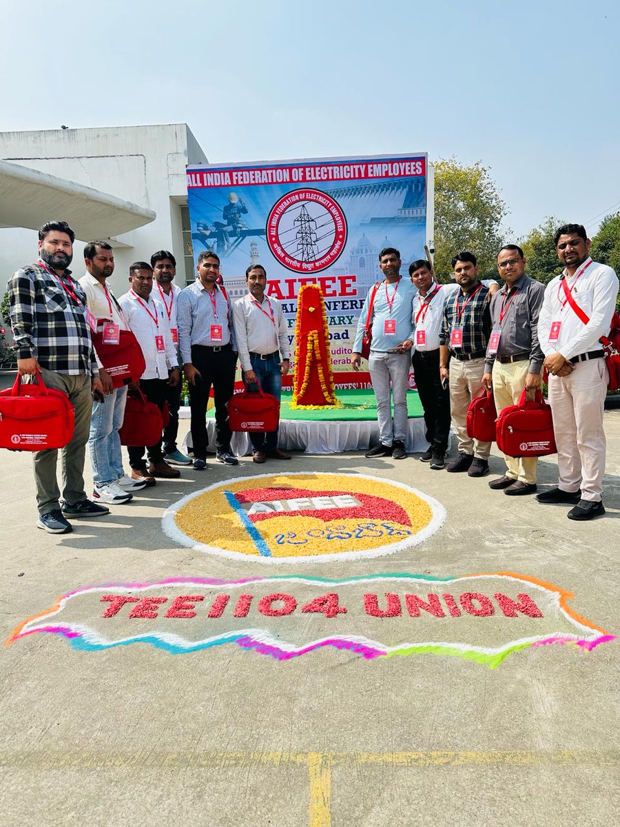 KeshavKumarVyas's tweet photo. ऑल इंडिया फैडरेशन ऑफ़ इलेक्ट्रिसिटी एम्प्लाइज (AIFEE) के 16वें दो दिवसीय अधिवेशन में शामिल होने राजस्थान से 11 प्रतिनिधि हैदराबाद पहुंचे।
#AIFEE #Electricity
#निजीकरण_बंद_करो
@AmarjeetAITUC
@MinOfPower https://t.co/cnIs2wVxa4