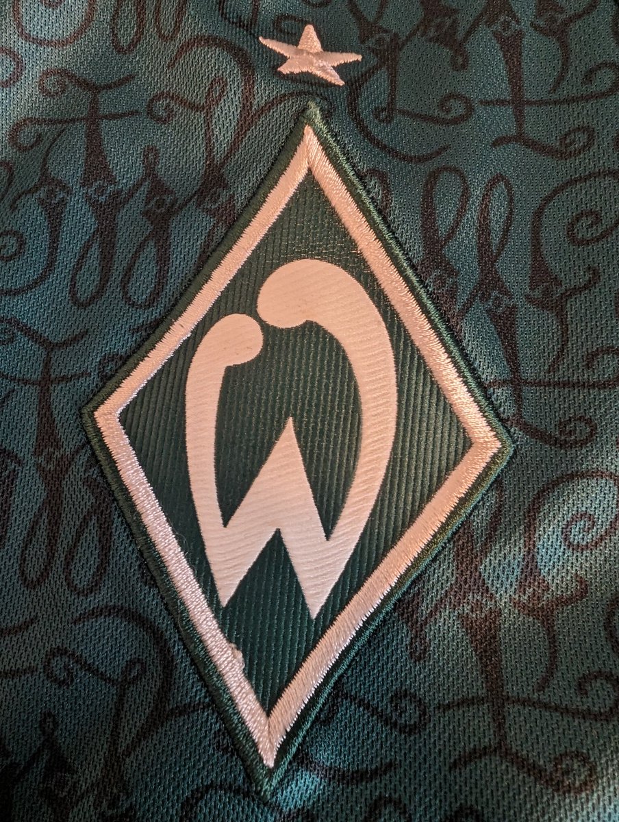 alykos7's tweet photo. @werder_service 
Servus, eben kam mein Jubi Trikot an, aber leider ist genau am Wappen etwas nicht ordentlich vernäht 🥲
Gibt es noch Restbestände für M oder müsste ich dann bis Ende Mai warten bei einer Retoure? https://t.co/uRKOUzXHmV