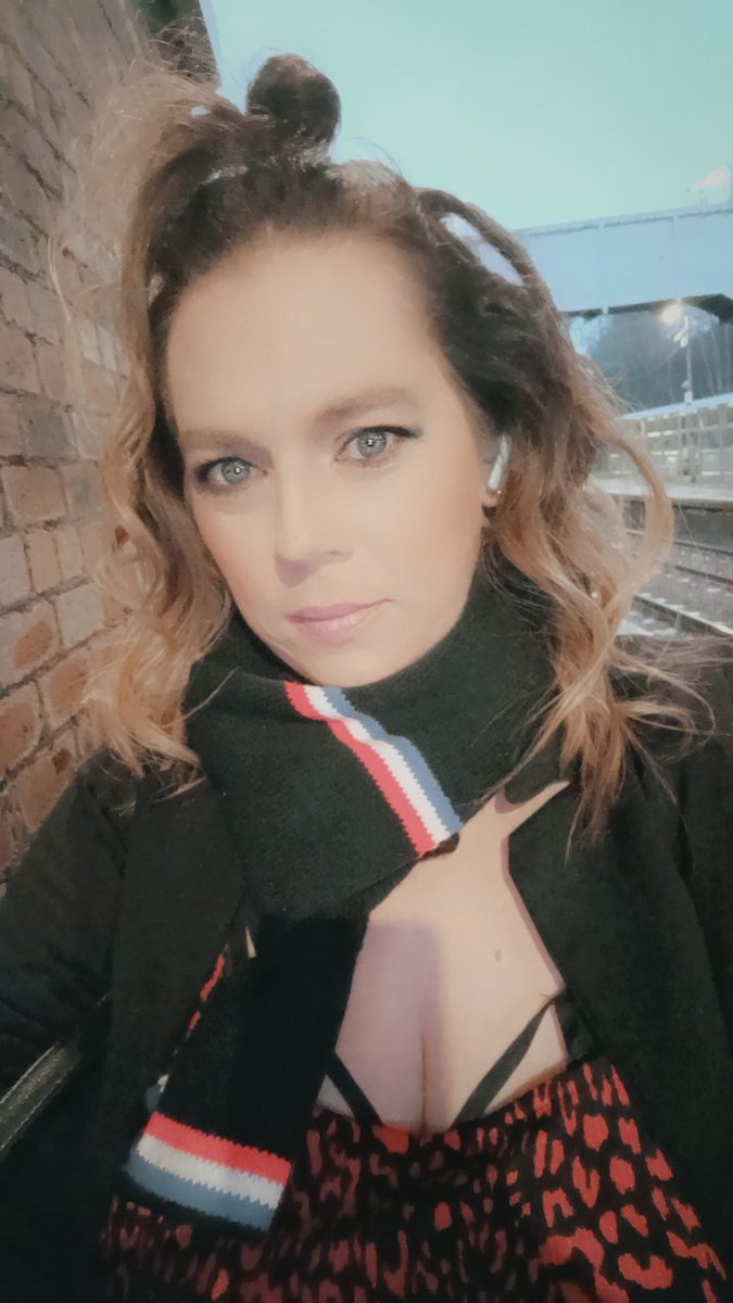 Absolutely love this scarf, my H&amp;H <a href="/ibroxrocks/">Heart & Hand Podcast</a> from the <a href="/___thefamous/">The Famous</a> and it is needed in this weather.   Now to decide if I will buy the new one as I love this one so much 😁