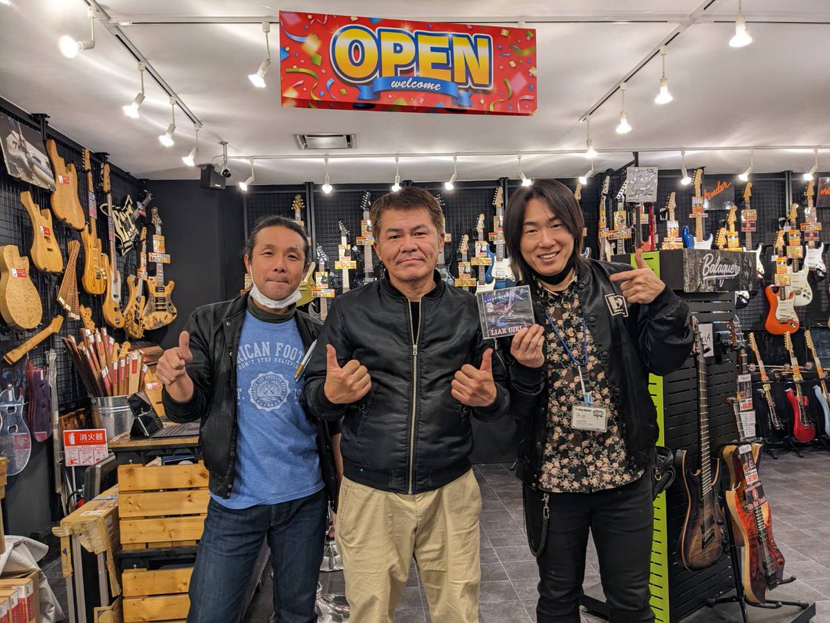 bigbosskyoto's tweet photo. いつもご来店ありがとうございます!
#BULLROCK のギターボーカル、NAKAMOTOさん!
NEWアルバム『LIAR GIRL』完成と #BIGBOSS京都 の新店舗オープンのダブルで記念撮影✨
愛機 #GRETSCH のメンテナンス、いつでもお待ちしております⚡️
#3ピース #パンク #ロカビリー #ROCK https://t.co/K1ir7ZnnGK