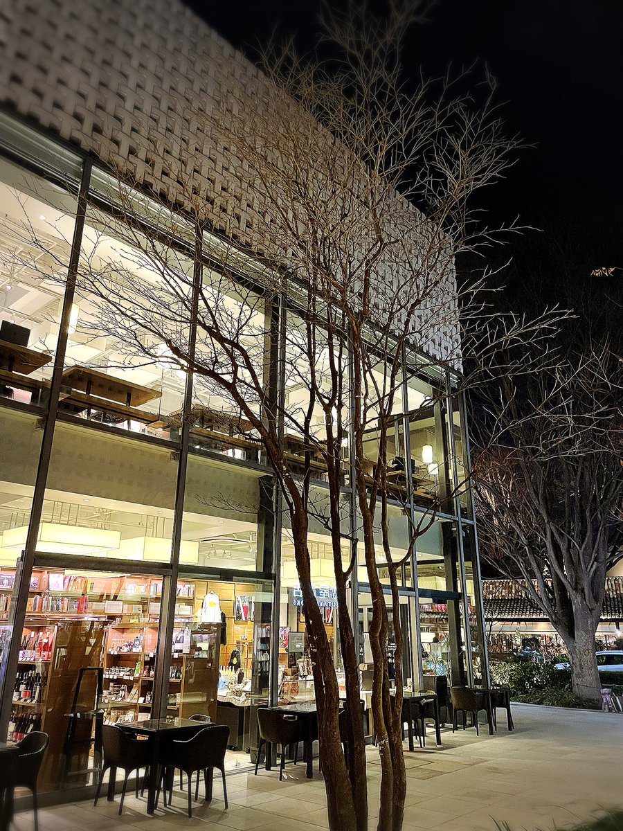 shinya_amano18's tweet image. Dear tourists in Tokyo.
I will take you to the most beautiful book store in Tokyo.
Don't worry. There are so many English art books.
Shall we enjoy visiting and watching it?

It's #tsite #Daikanyama