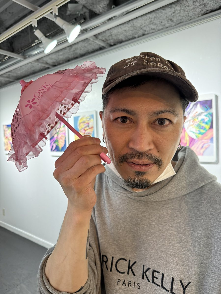 andrew_roses's tweet photo. 𝗔𝘆𝗮 𝗦𝗛𝗜𝗠𝗢𝗛𝗔𝗥𝗔さんの個展行ってきた☺️色んなお話聞けて楽しかったし作品もカッコいい https://t.co/nnJpftVnGy