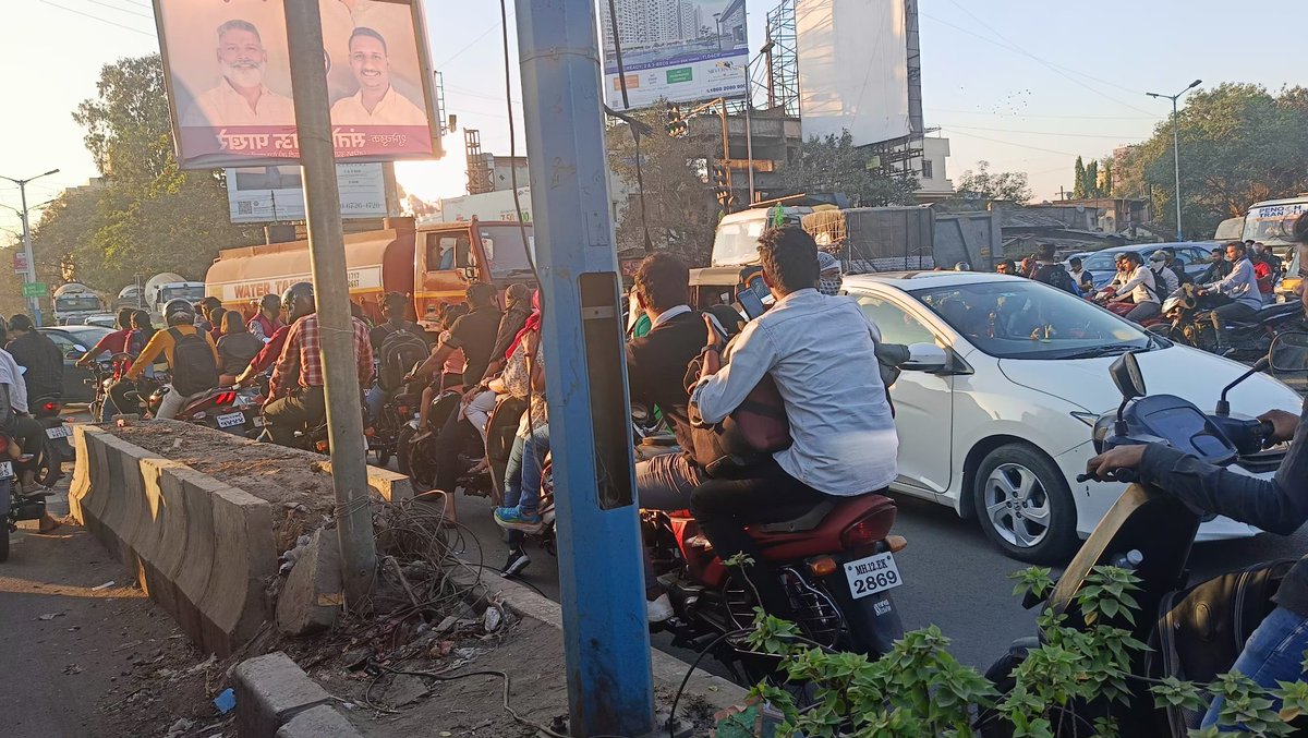 BHOSALESHIVRAJ's tweet photo. Despite governmental efforts to alleviate traffic congestion, issues persist due to some individuals breaking rules. Witnessed firsthand at Mundwa Chowk, Pune, at 5:45 PM today. #TrafficTroubles #PuneTraffic https://t.co/8cUMcjgwun